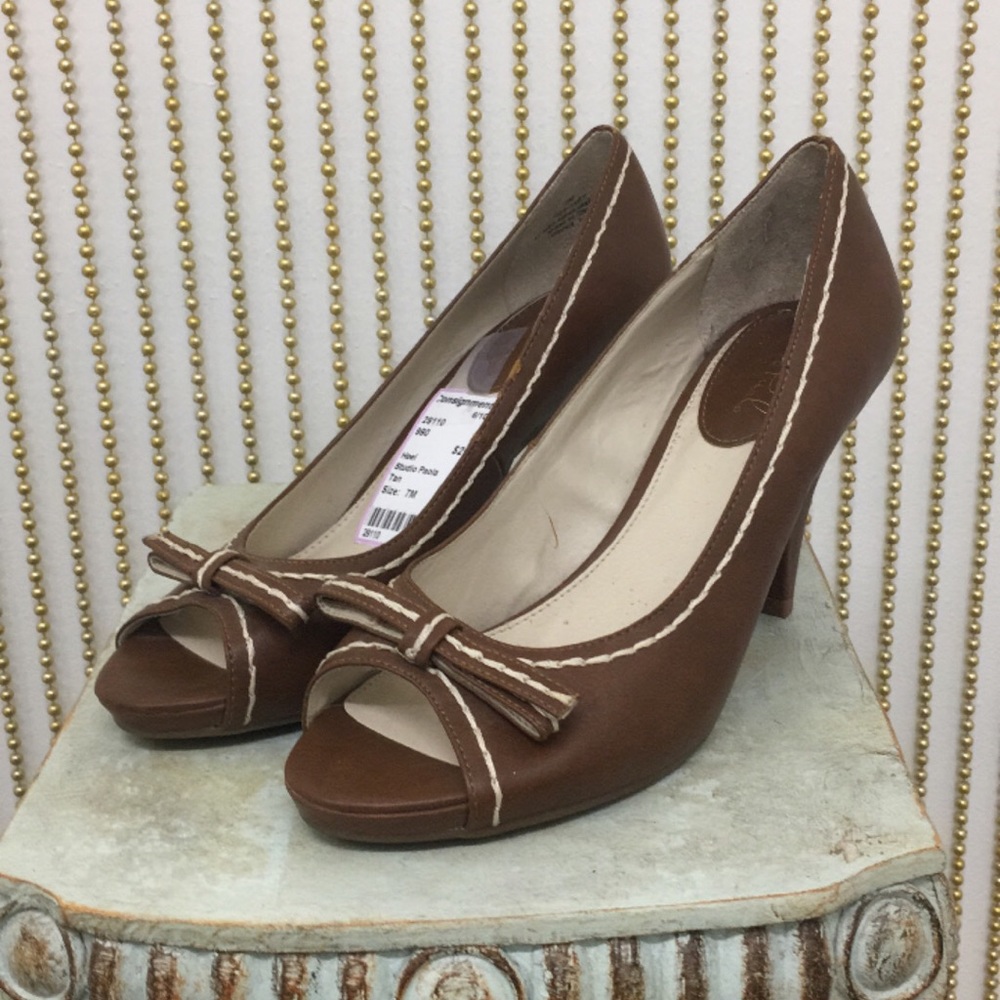 Studio Paolo peep toe pumps Tan bow front